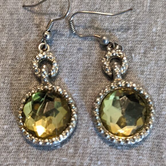 Vintage green crystal faceted earrings that look framed in crystals - Picture 4 of 7